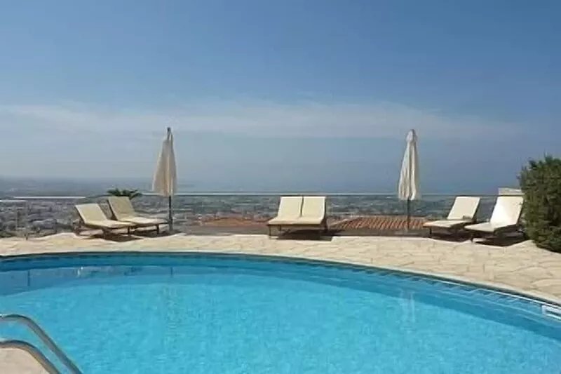 Fantastic Views, accommodation with private pool & games room, recently upgraded