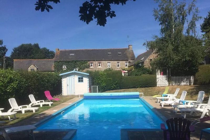 Brittany Two Cottages Sleeps 10 Guests. Pet Friendly. Free Wifi. Heated Pool.
