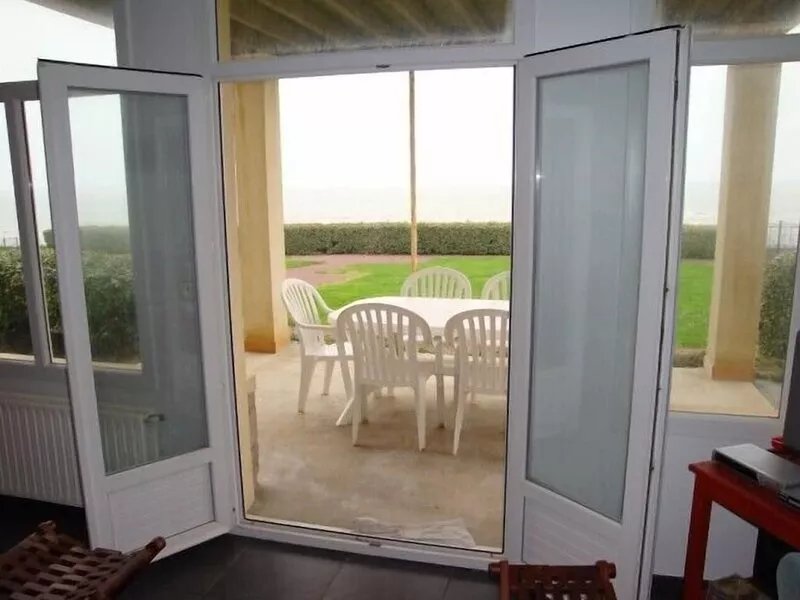 Grandcamp-maisy sea view apartment, direct beach access, 4 rooms, sleeps 6
