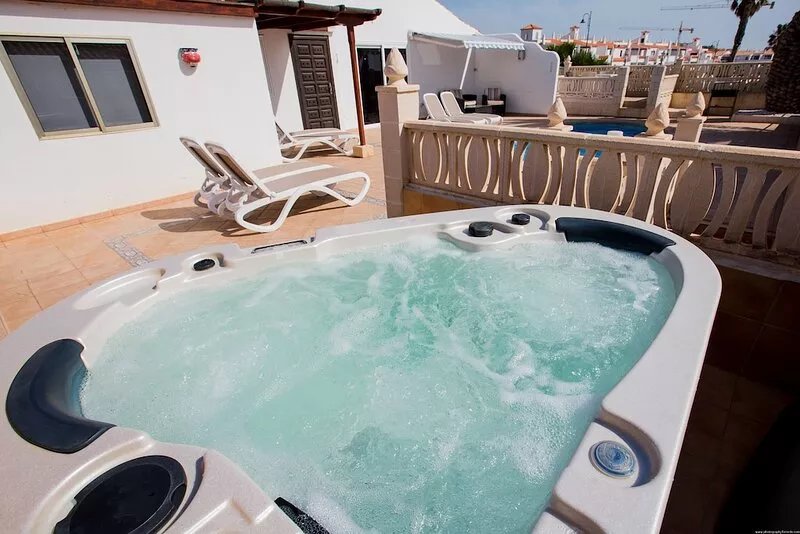 Villa Malpas - 3 Bed 3 ensuite bathroom Villa with Pool, Jacuzzi & Air Con