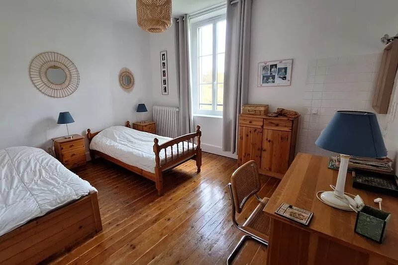 Giverny-Vernon: spacious listed property of 3000 sqm in the valley. Quiet garden