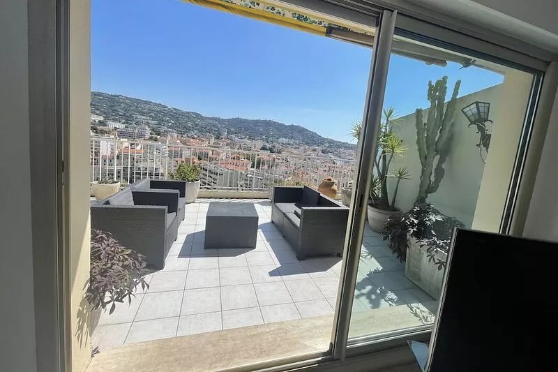 Roof-terrace apartment for 7 people with panoramic view in the center of Cannes