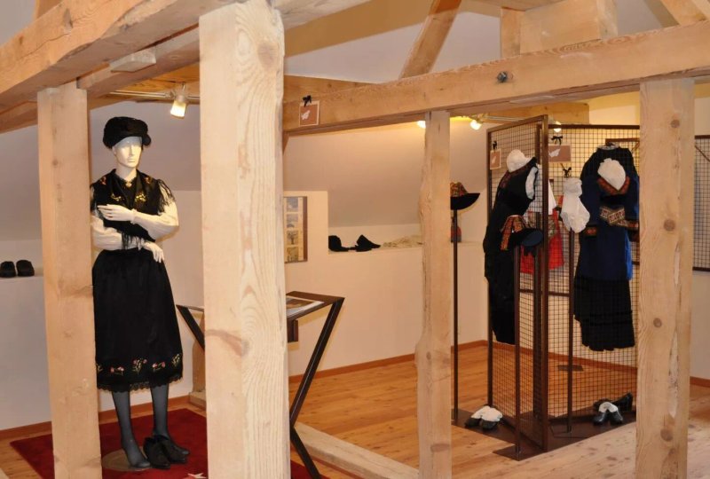 Musee De La Laiterie Et Des Costumes