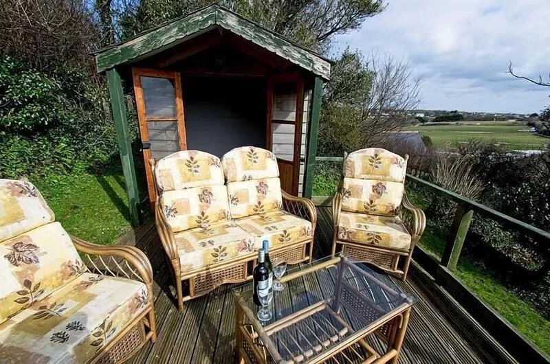 Dog friendly cottage with short drive to beach