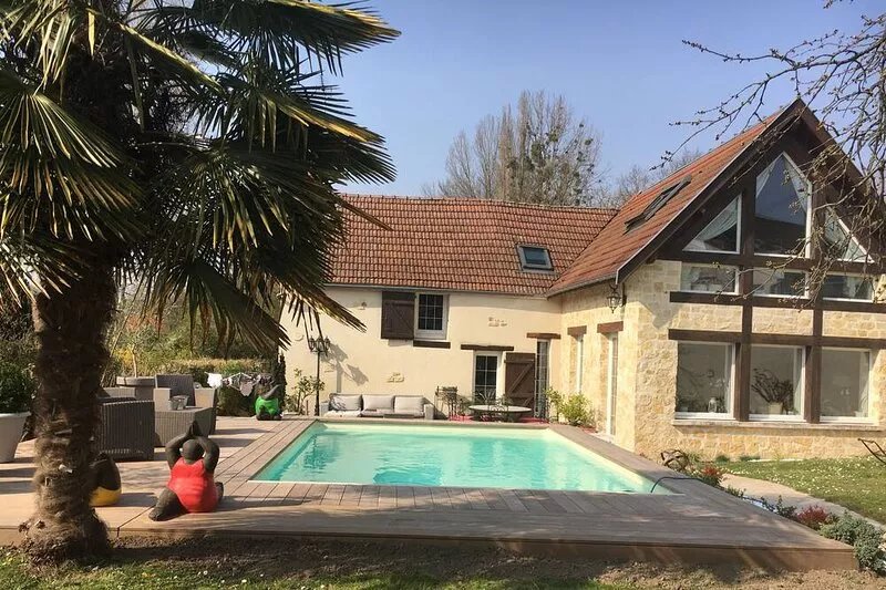 Sleeps 8 heated pool 20'from Reims and 45' from  airport roissy 1h30