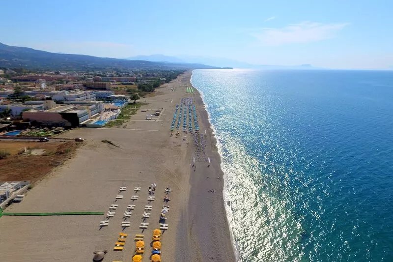 Villa al Mare. By the beach with private sunbeds and sunshades!