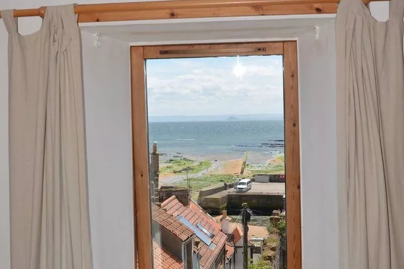 Tall Ship, Anstruther is a lovely townhouse with excellent  sea views