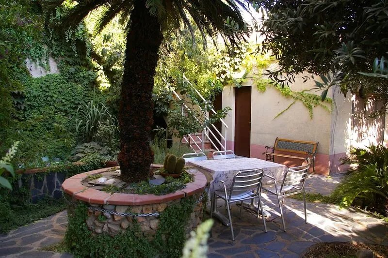House with garden in the center of Figueres
