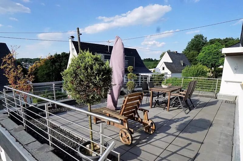 Apartment in a prime location with separate entrance and large terrace.