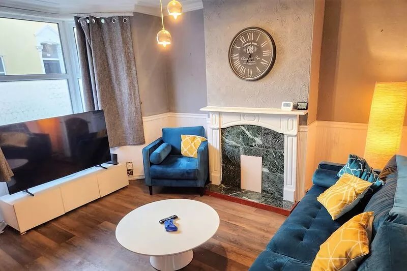 House near restaurants, park and pubs, perfect for pets!