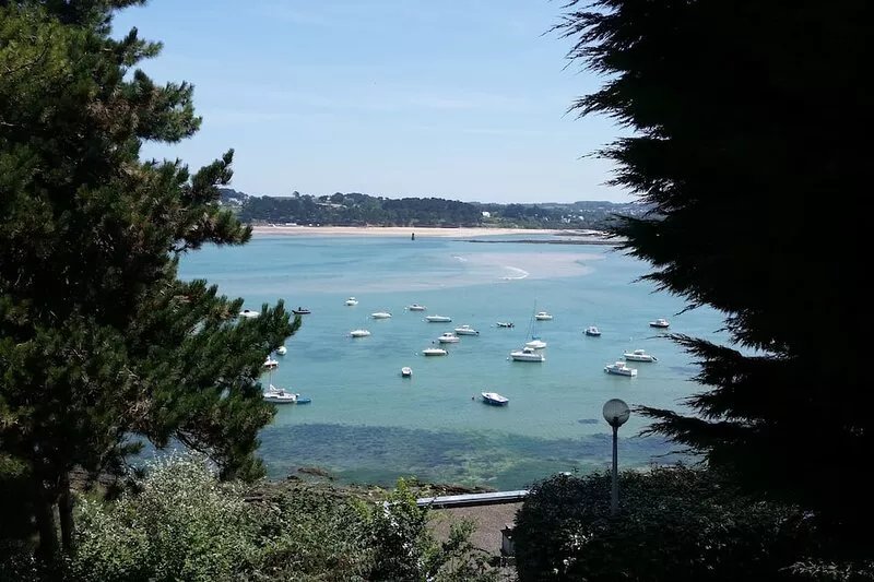 Very recent single storey house in a quiet area in Locquirec near the sea