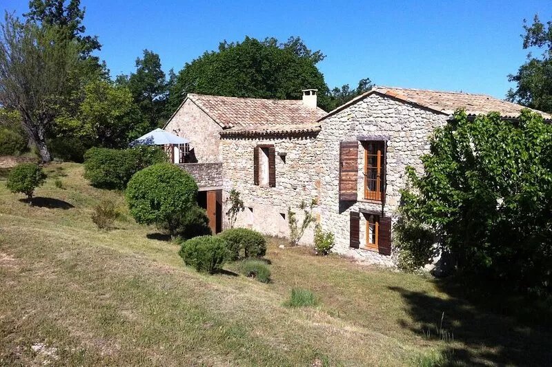 Stone farmhouse with pool close to Vaison-La-Romaine and Mt Ventoux,