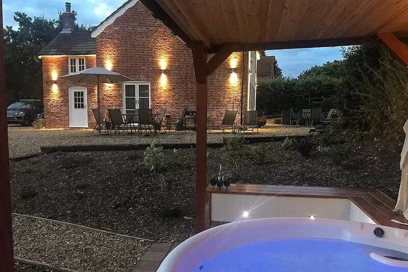 Cottage with Covered  Hot Tub 38C sleeps 6 Godshill New Forest National Park