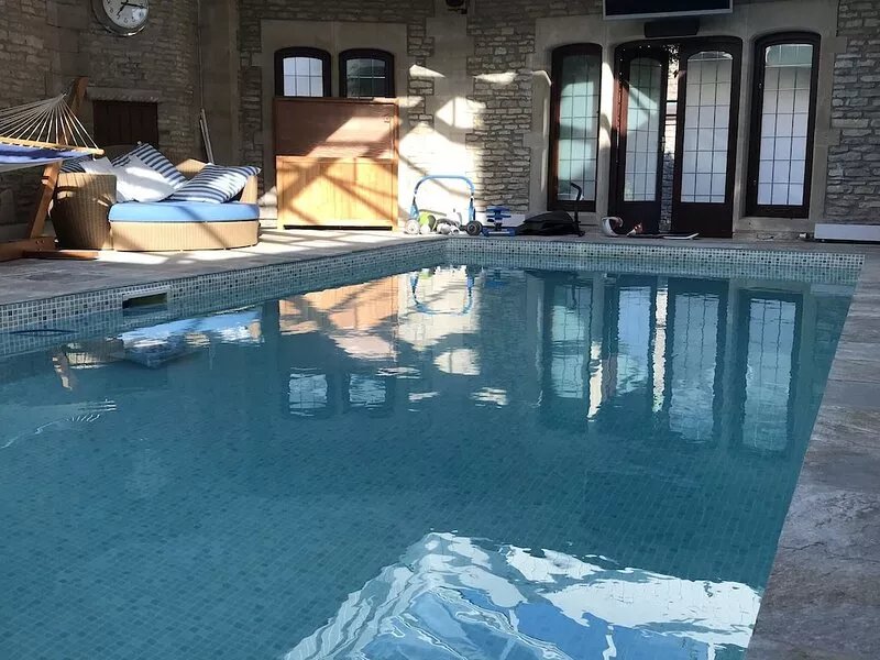 5* Luxury Cotswolds Family Home with INDOOR Heated private swimming pool & sauna