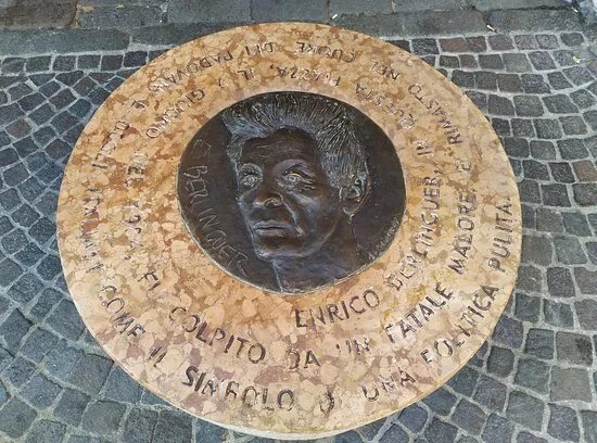 Cippo commemorativo Enrico Berlinguer