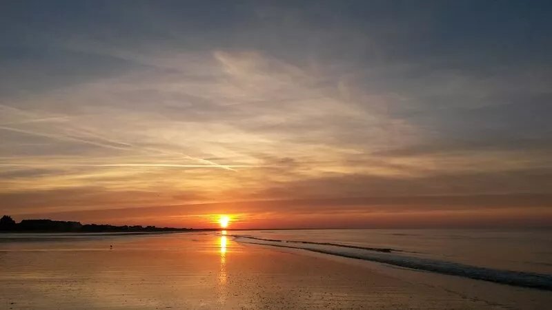 CABOURG/LE HOME: Supervised beach 100 m'away. Close to thalasso and golf.
