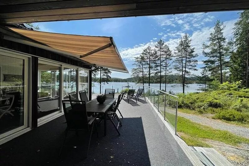 High standard, quiet and calm, family-friendly right on the water, sunny