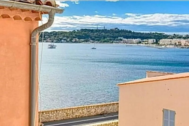 Apartment in the heart of old Antibes