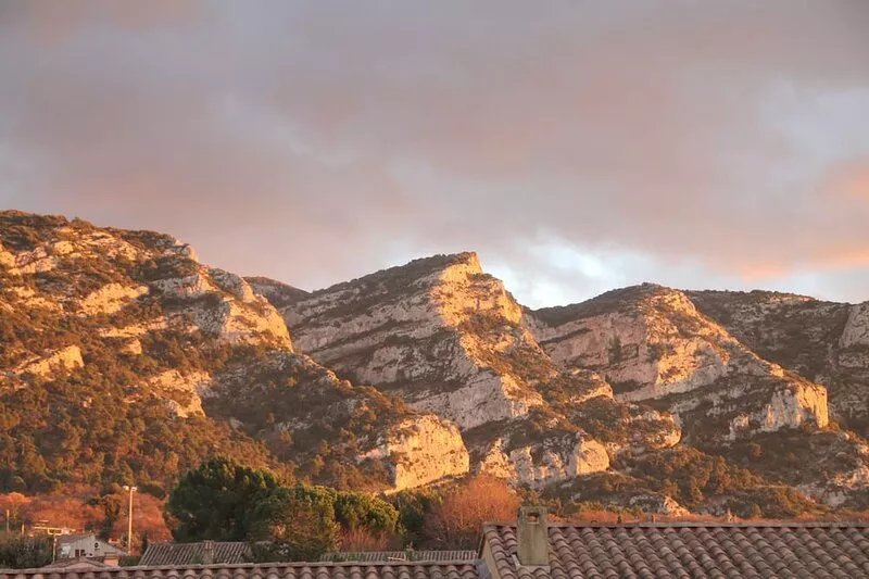 Charming Provencal house, all comforts, large garden, heated swimming pool