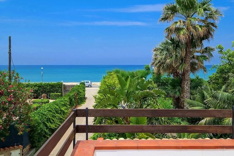 **** RUMAH SAYA ****   Exclusive  luxurious Balinese house by the sea