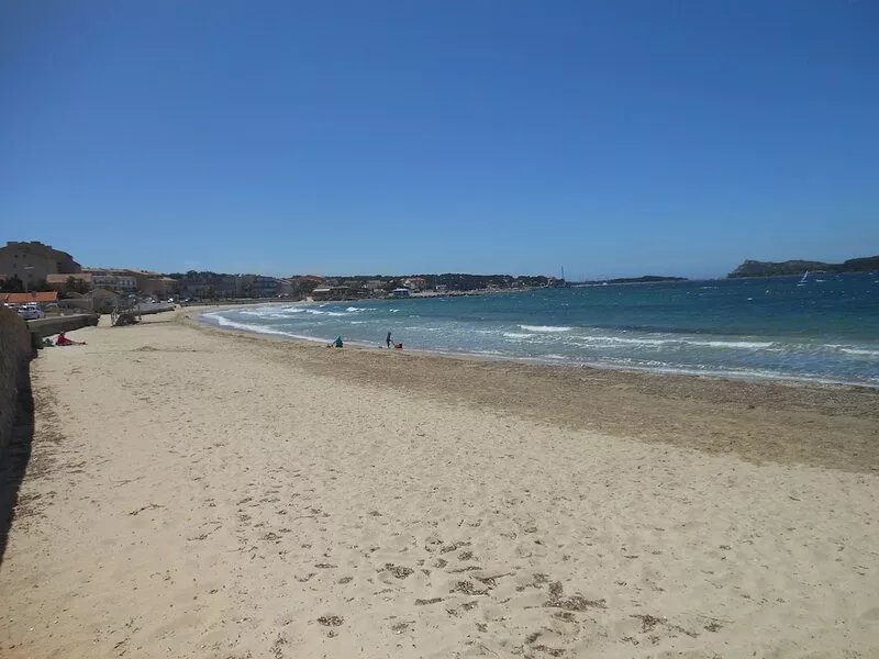 small 2-room villa with garden, quiet and close to the brusc beach