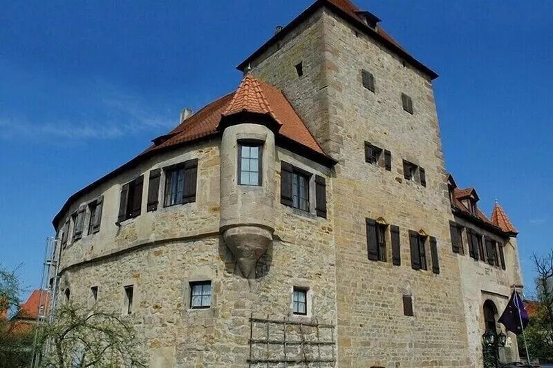 Former moated castle with moat in 1276, large garden