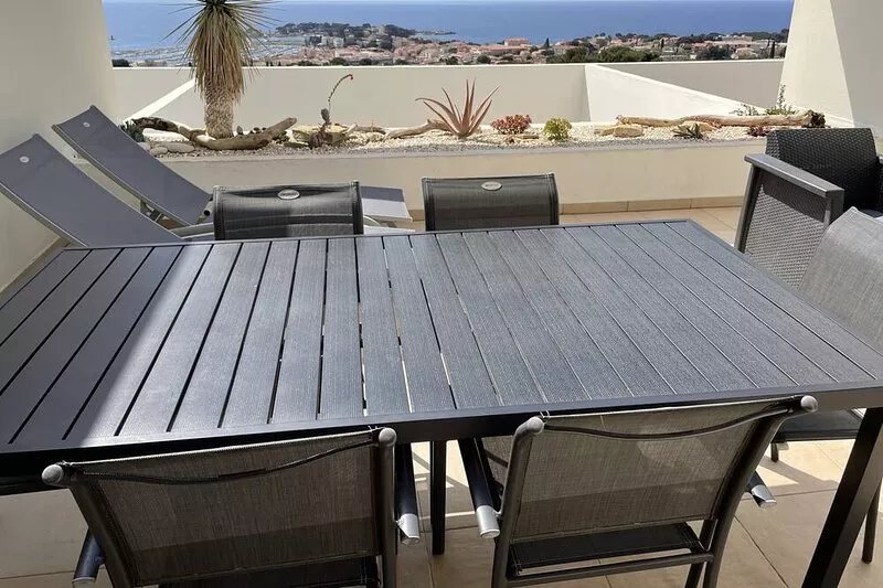 BANDOL T3 WITH MAGNIFICENT PANORAMIC SEA VIEW