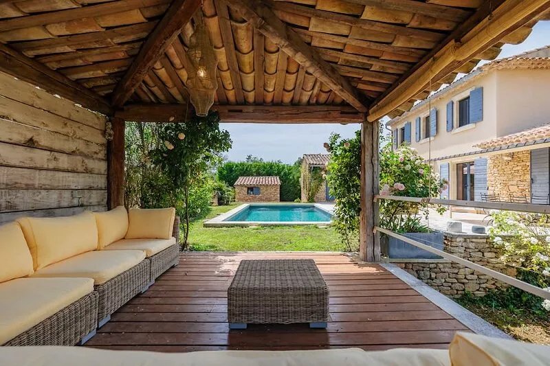 Bastide-style property with pool and grape vines
