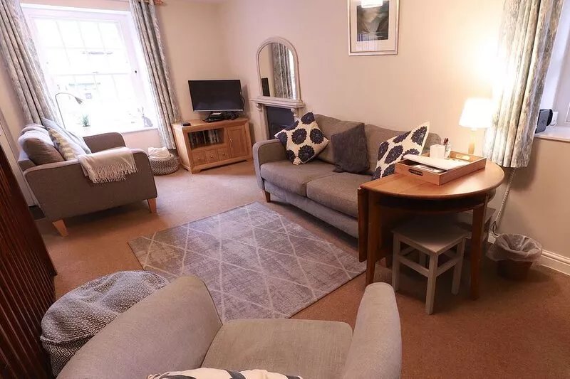 7 Queens Square. Superb cottage & location in Kirkby Lonsdale. Sleeps 1 to 6.