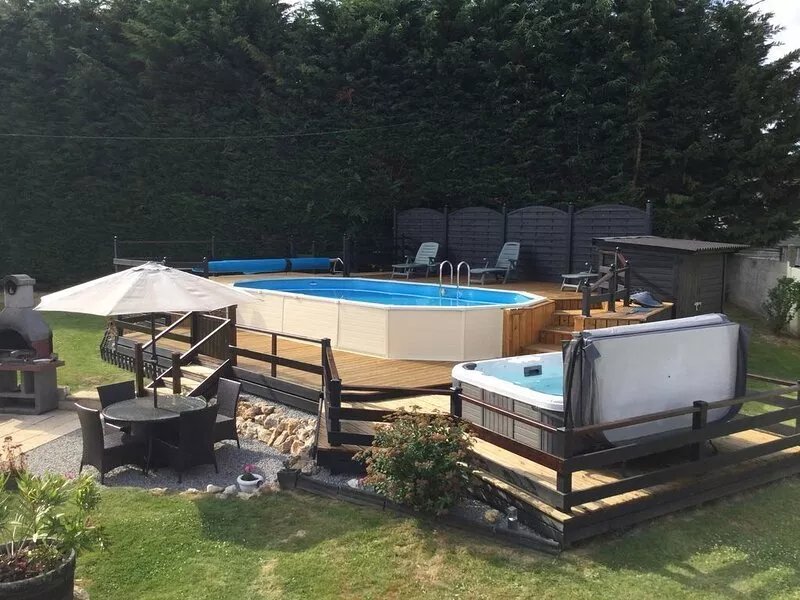 Large Family Friendly farmhouse with Pool, Hot-tub , Bar and Games Room.