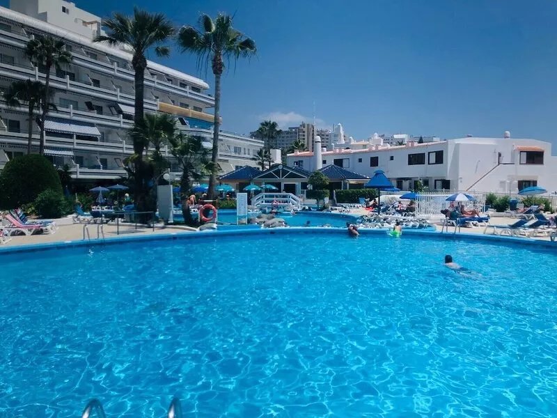Sunny balcony Sea Views 2 min to Beach Air Con Wi fi Smart Telly 3 Pools & Lifts