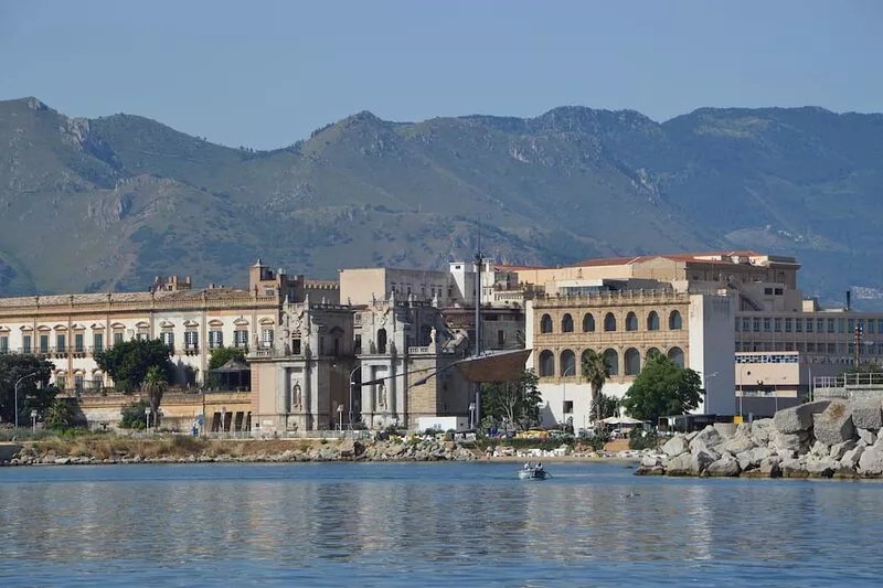 In the city center, a few steps from Massimo by lake design
