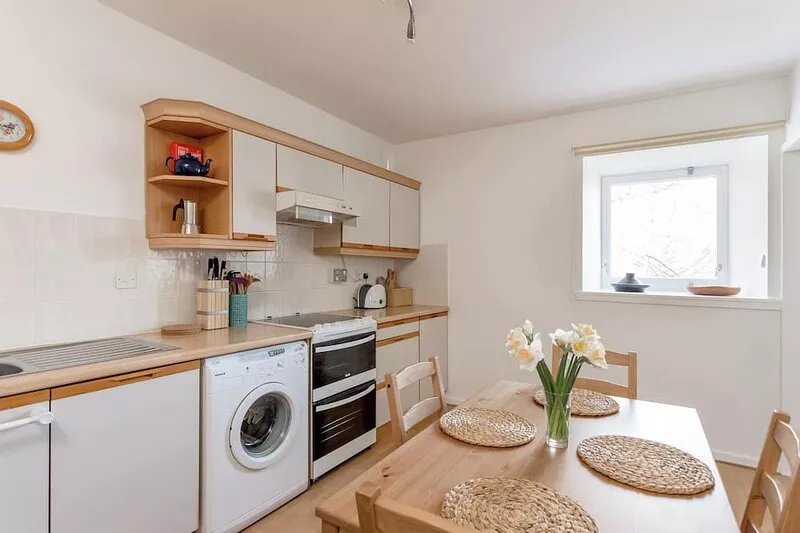 Dean Path [400] is a Quiet and lovely apartment by the Water of Leith at Dean