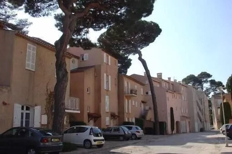 Quiet apartment, Port of Hyéres in gated, 500 meters from the beach