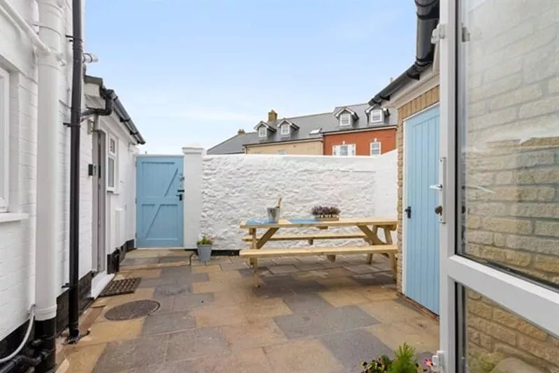 Central 4 Bedroom Seaside House with Free Parking