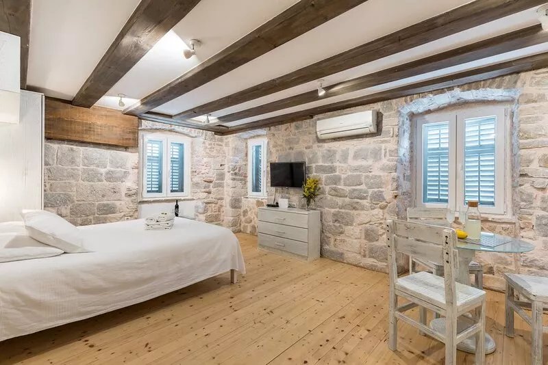 4 stars Stone Walls' - Sunny, cozy Studio right in the centre of Split