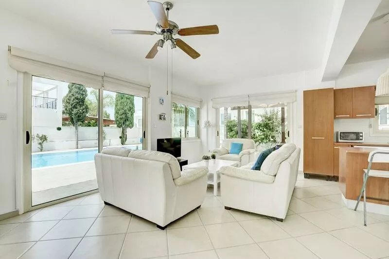 Luxury villa, overflow pool, close to beach, close to centre of Protaras