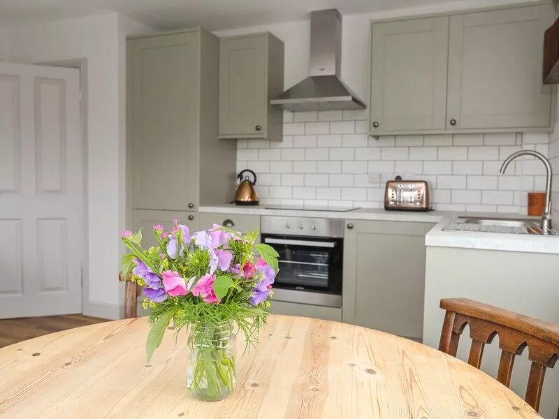 BURTON APARTMENT, pet friendly, with a garden in Trearddur Bay