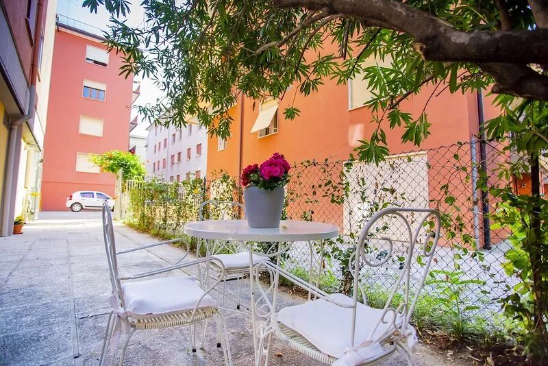 New, Elegant, with a splash of Glam! Free parking