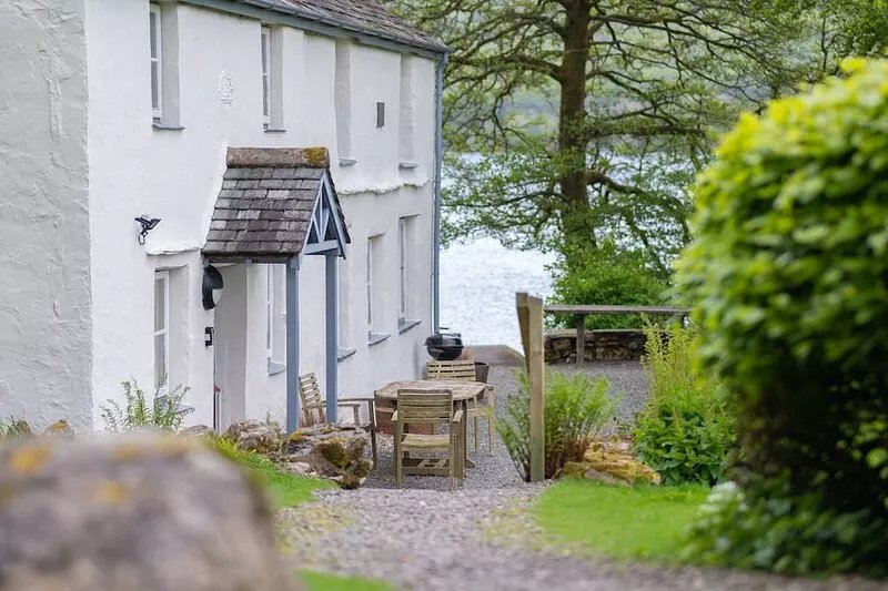Lakeshore cottage with Hot Tub - Hullet Hall