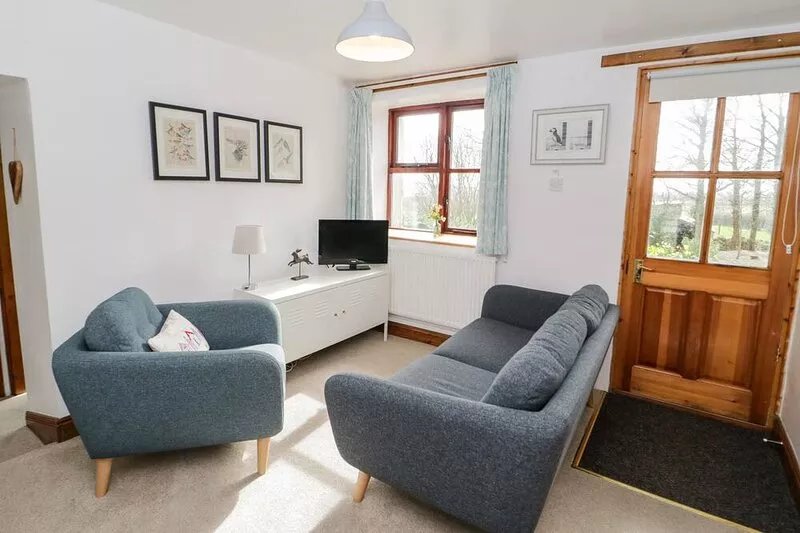 THE STABLES, family friendly, with a garden in Dulas