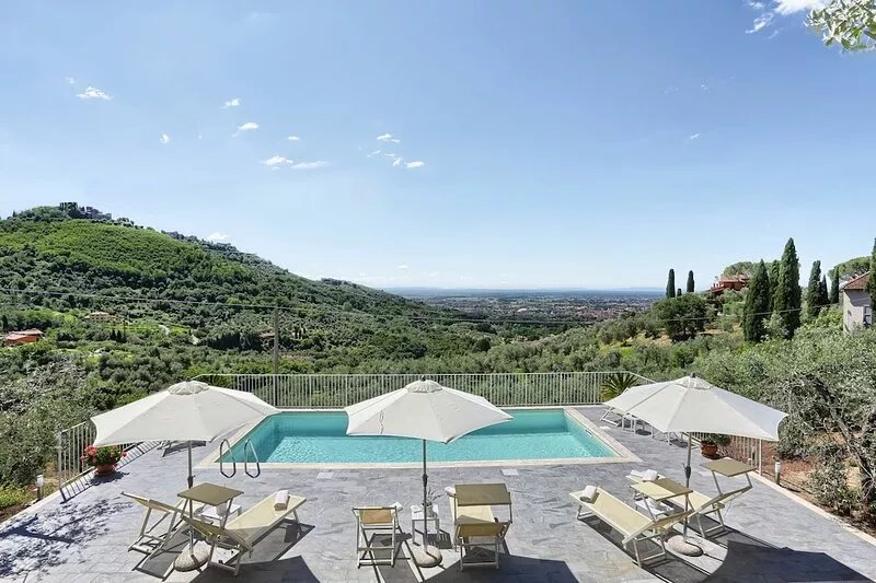 Stunning private villa for 12 people with WIFI, A/C, private pool and parking