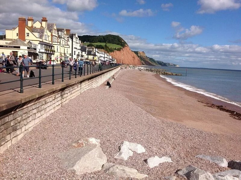 Comfortable double-bed Sidmouth apartment, a minute's easy walk to the seafront