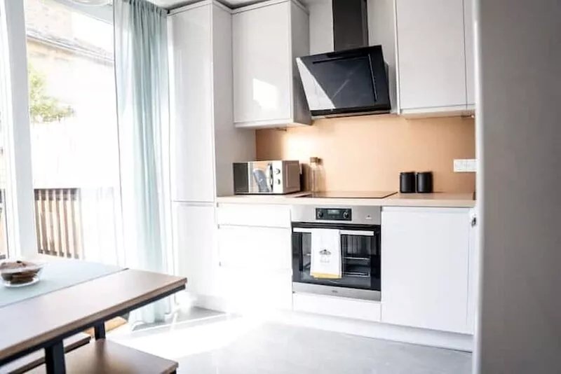 Luxurious Apartment with South facing Garden & Free parking
