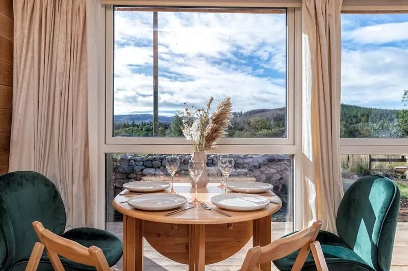 Delightful forest View Cabin with hot tub in Cairngorms