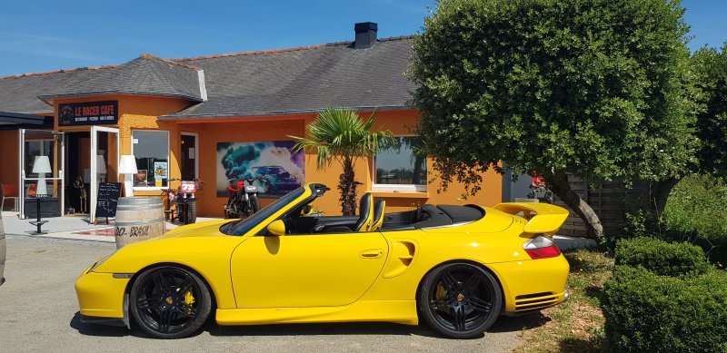 Le Racer Cafe