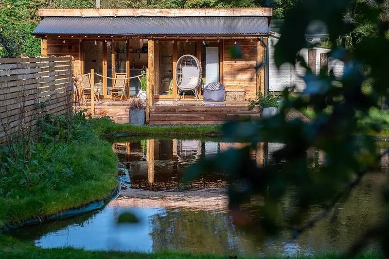 The Chard with hot tub overlooks a wildlife pond sleeping 2