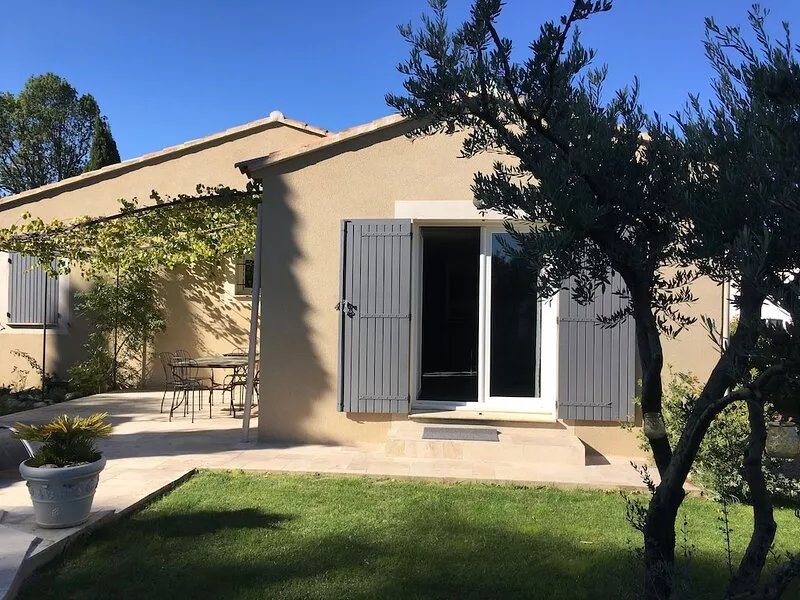 Single storey villa with enclosed garden and swimming pool, Provence
