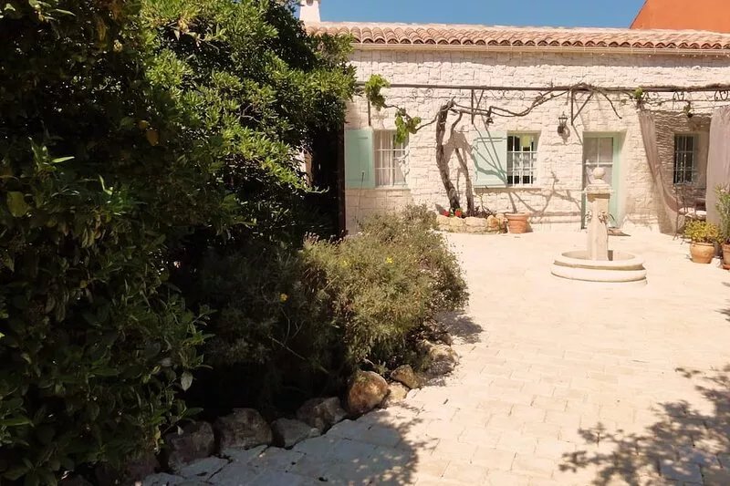 Romantic little countryhouse with pool in walking distance to the sea & town