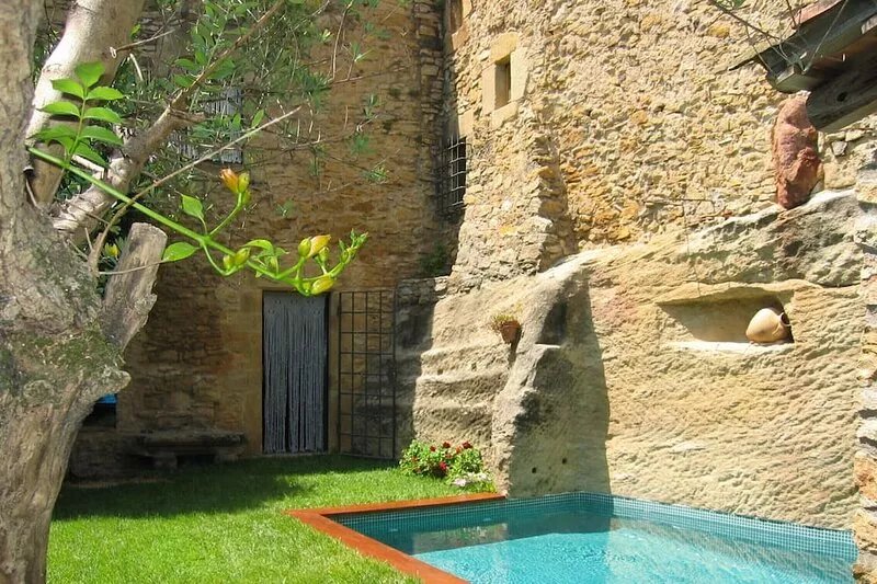 Stone villa with private pool and garden near the sea. Air con and free WiFi